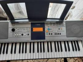 Tastiera Yamaha PSR E323 