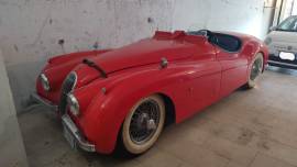 AUTOVETTURA STORICA JAGUAR XK 120 COUPE' DI COLORE ROSSO TARGATA GE230ZZ