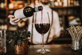 VINE  BAR  -  LOCALE ADATTO A GIOVANE  SOMMELIER   