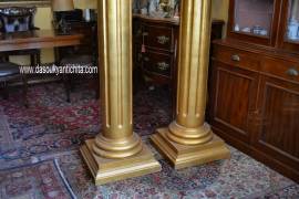 Coppia di colonne dorate alte 225 cm. con capitelli stile ionico