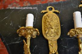 Coppia di lampade-applique da parete in ottone dorato