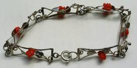 Bracciale semi rigido in metallo argentato con rosette di corallo rosso Siciliano 