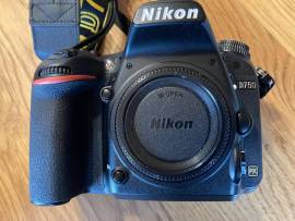 Vendo Nikon D750 in ottime condizioni con tutti gli accessori.