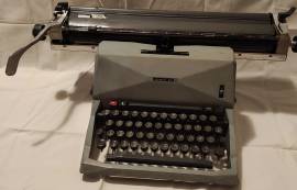 MACCHINA DA SCRIVERE OLIVETTI 82.