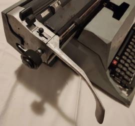 MACCHINA DA SCRIVERE OLIVETTI 82.