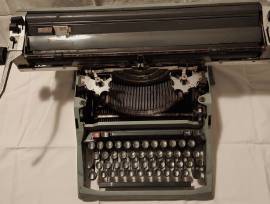 MACCHINA DA SCRIVERE OLIVETTI 82.