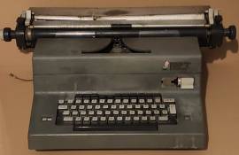 MACCHINA DA SCRIVERE OLIVETTI ELETTRICA.