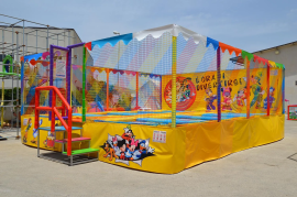 Trampolino elastico, gioco gonfiabile, playground x ludoteche, baby park, luna park e parchi giochi