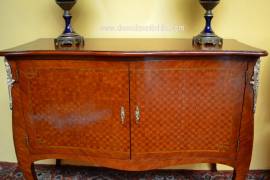 Credenza a due sportelli stile Luigi XV intarsiata a marquetterie