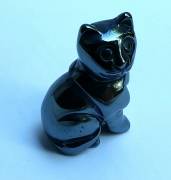 Splendia statuina vintage in minerale di ematite, che raffigura "Gatto seduto" anni '70