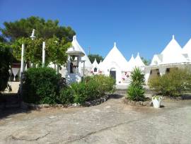 TRULLI  E LAMIE A MARTINA FRANCA,  CON PISCINA . PREZZO TRATTABILE!