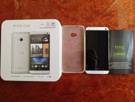 HTC One con accessori originali