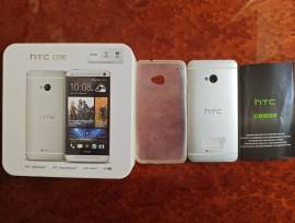 HTC One con accessori originali