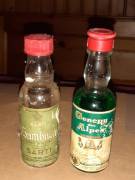 2 Bottigliette Bottiglie Mignon alcolici Liquori Vintage Sambuca Sarti Genepy Des Alpes E.Baudino