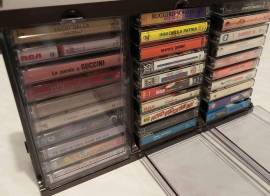 Porta musicassette(capacità 30) suddiviso in tre scompartimenti colore marrone scuro anni '70