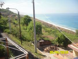 casa indipendente con due giardinetti fronte mare