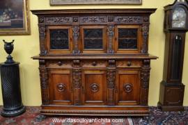 Credenza doppio corpo stile Rinascimento del 900