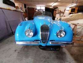 LOTTO 2 AUTOVETTURA STORICA JAGUAR XK 120 COUPE' DI COLORE ROSSO TARGATA GE230ZZ