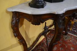 Console in noce con piano in marmo di Carrara stile Luigi Filippo del XX secolo