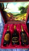   elegante scatola 3 bottiglie Franciacorta anni '80, spumante brut, grappa Pinot, brandy 14 anni. 