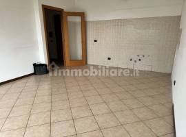 In piccolo complesso al P.T. ampio bilocale con terrazzo box e cantina