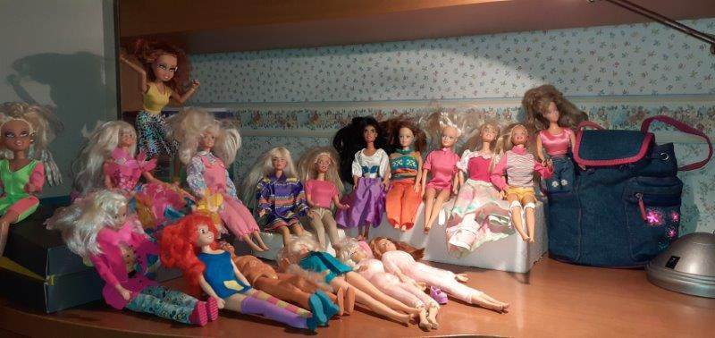 10 Barbie più altre bamboline