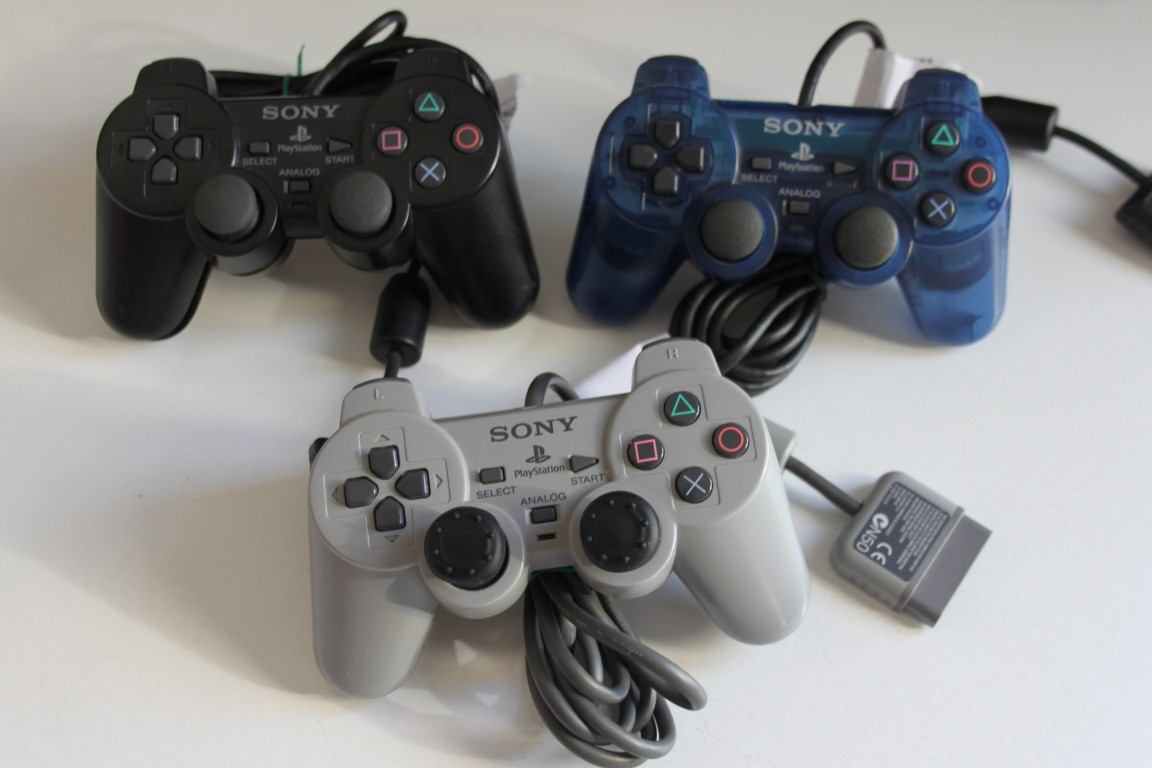 3 Controller Playstation uno e due ricambi
