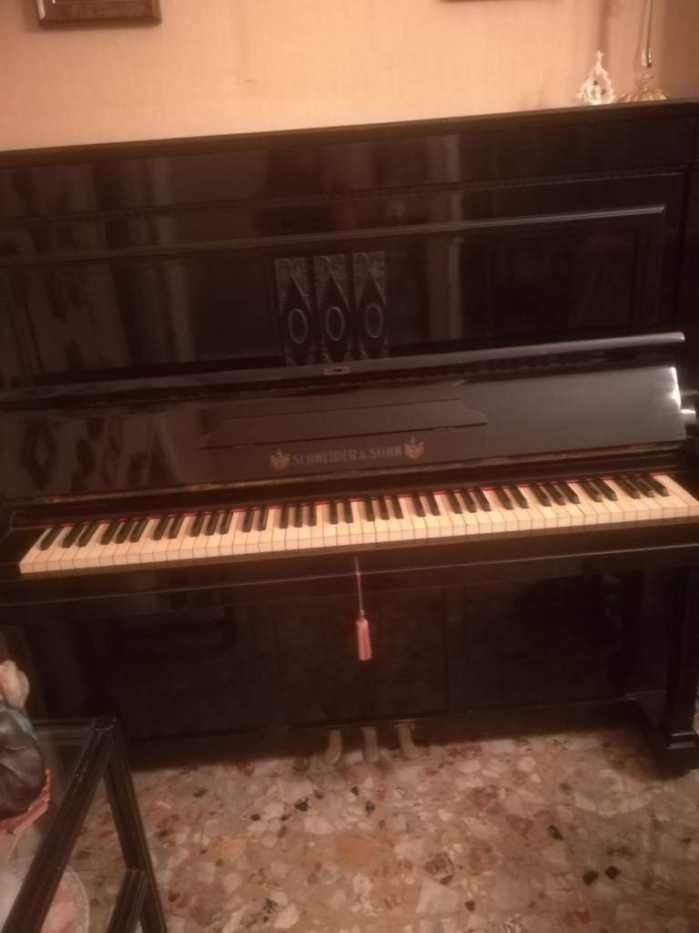 Antico pianoforte verticale 
