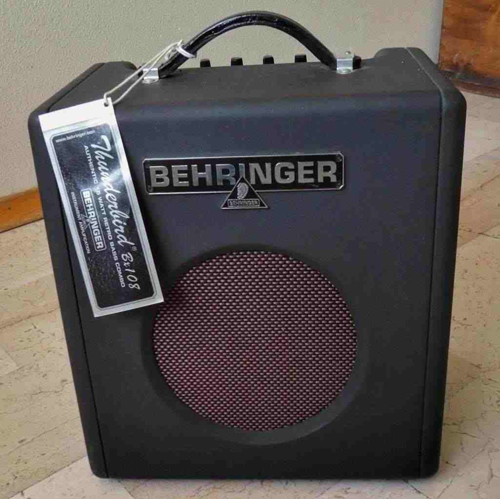 Vendo amplificatore combo per basso Behringer Thunderbird BX108