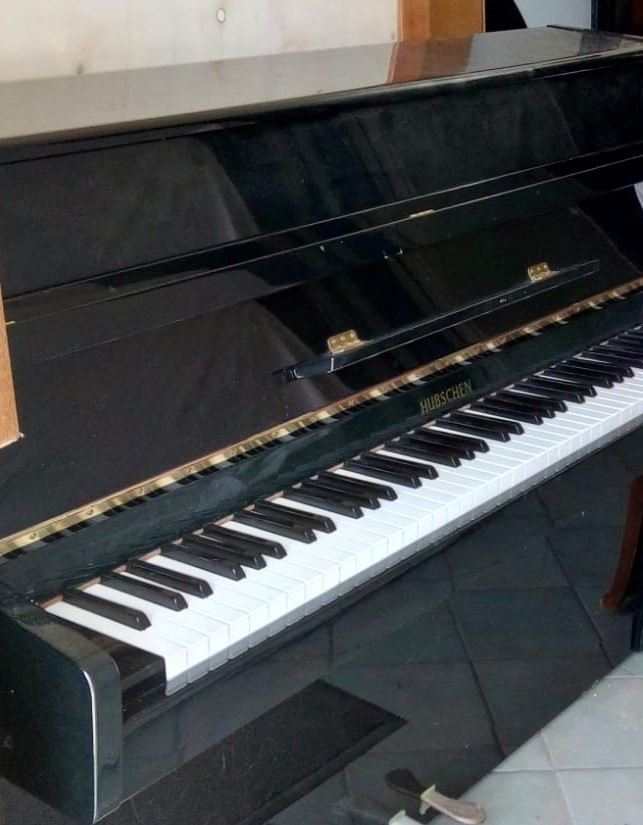 PIANOFORTE VERTICALE , marca HUBSCHEN, colore nero