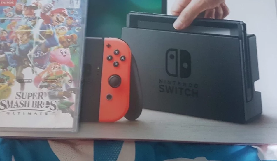 Nintendo switch, colore neon, con due giochi: 1 super Smash bros 2 Zelda breath Prezzo