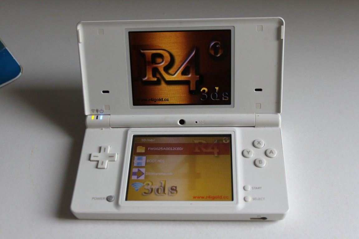 Nintendo DSi Bianco con scheda r4 e giochi